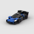 ELYTRA Orbite, maquette d'hypercar de piste bleue en briques Mabric™ avec aileron démesuré