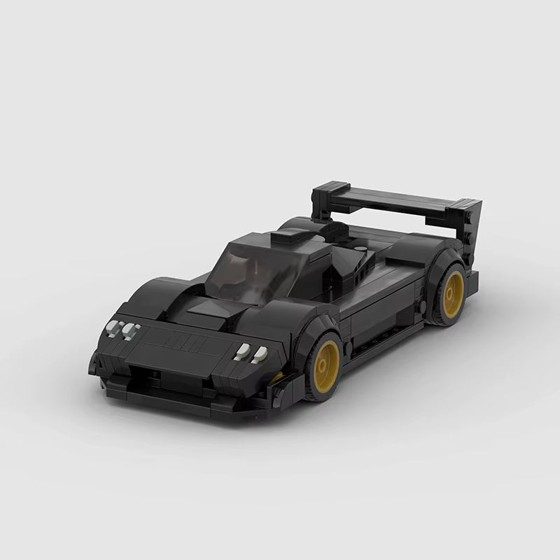 VELOCITA Furia, maquette d'hypercar noire aux jantes dorées en briques Mabric™