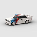 KORTEX Heritage Pro, maquette de berline de course rétro blanche à bandes tricolores en briques Mabric™