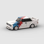 KORTEX Heritage Pro, maquette de berline de course rétro blanche à bandes tricolores en briques Mabric™