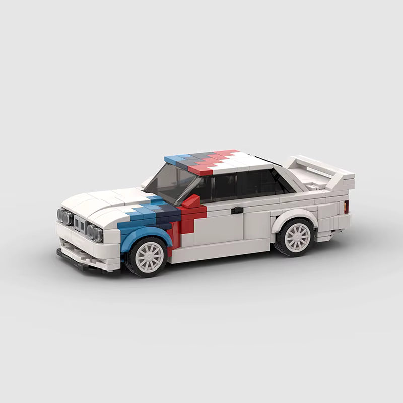 KORTEX Heritage Pro, maquette de berline de course rétro blanche à bandes tricolores en briques Mabric™