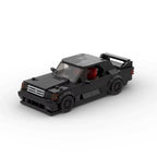 ANGULAR Evolution V1, maquette de berline de course rétro en briques Mabric™, look full black et grand aileron