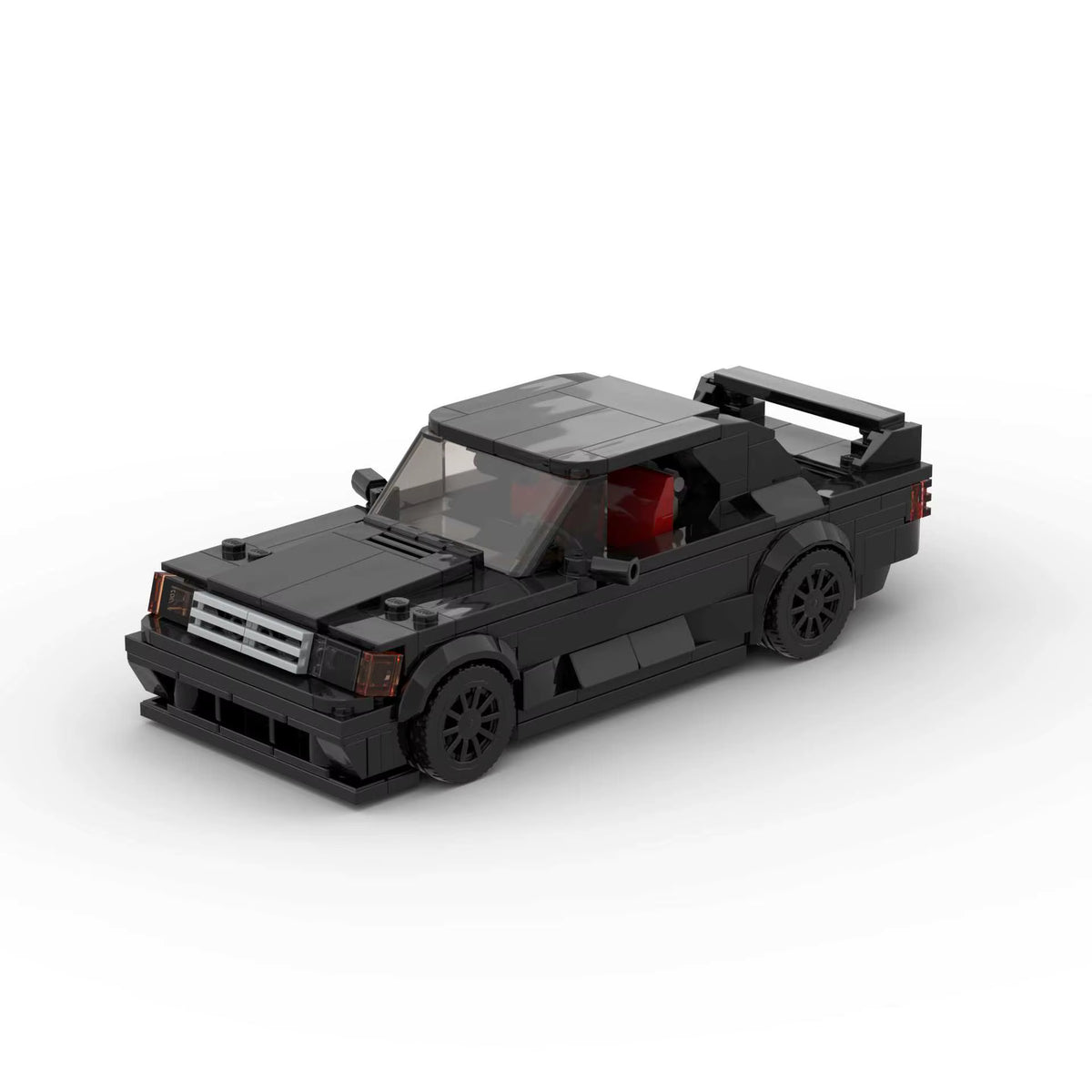 ANGULAR Evolution V1, maquette de berline de course rétro en briques Mabric™, look full black et grand aileron