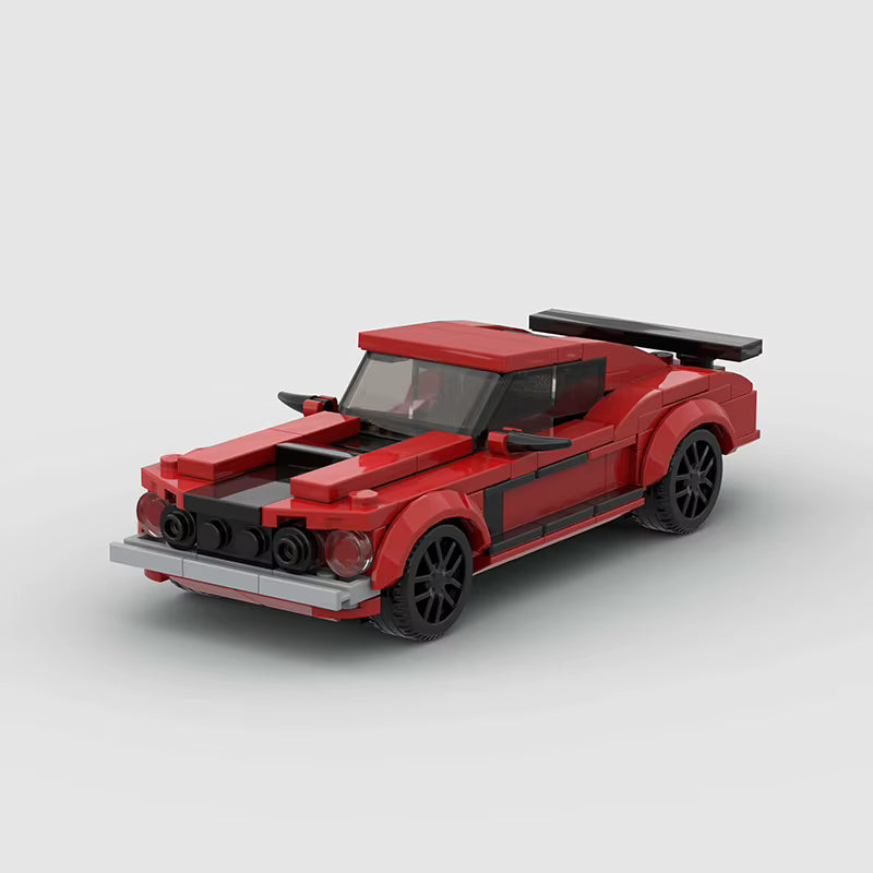 RUMBLE Outlaw, maquette de muscle car rouge à bandes noires en briques Mabric™