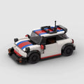 POCKET Dash 2GEN, maquette de citadine de rallye blanche à bandes rouge et bleue en briques Mabric™