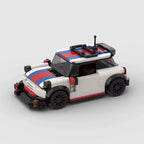 POCKET Dash 2GEN, maquette de citadine de rallye blanche à bandes rouge et bleue en briques Mabric™