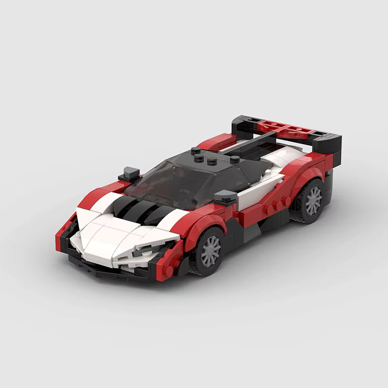HALO Prisme, maquette d'hypercar blanche, rouge et noire en briques Mabric™