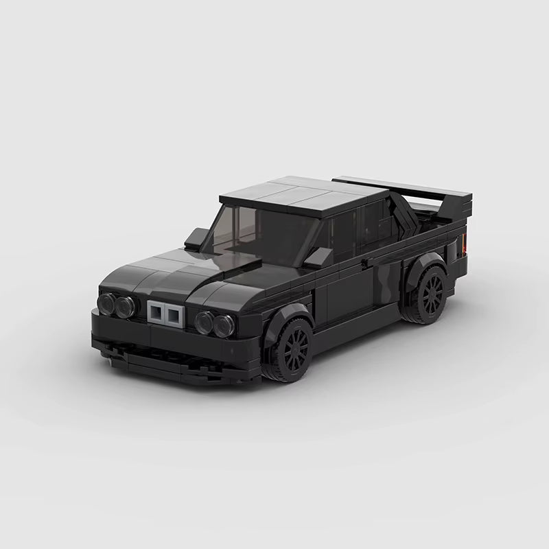 KORTEX Heritage, maquette de berline sportive rétro noire en briques Mabric™ à quatre phares ronds